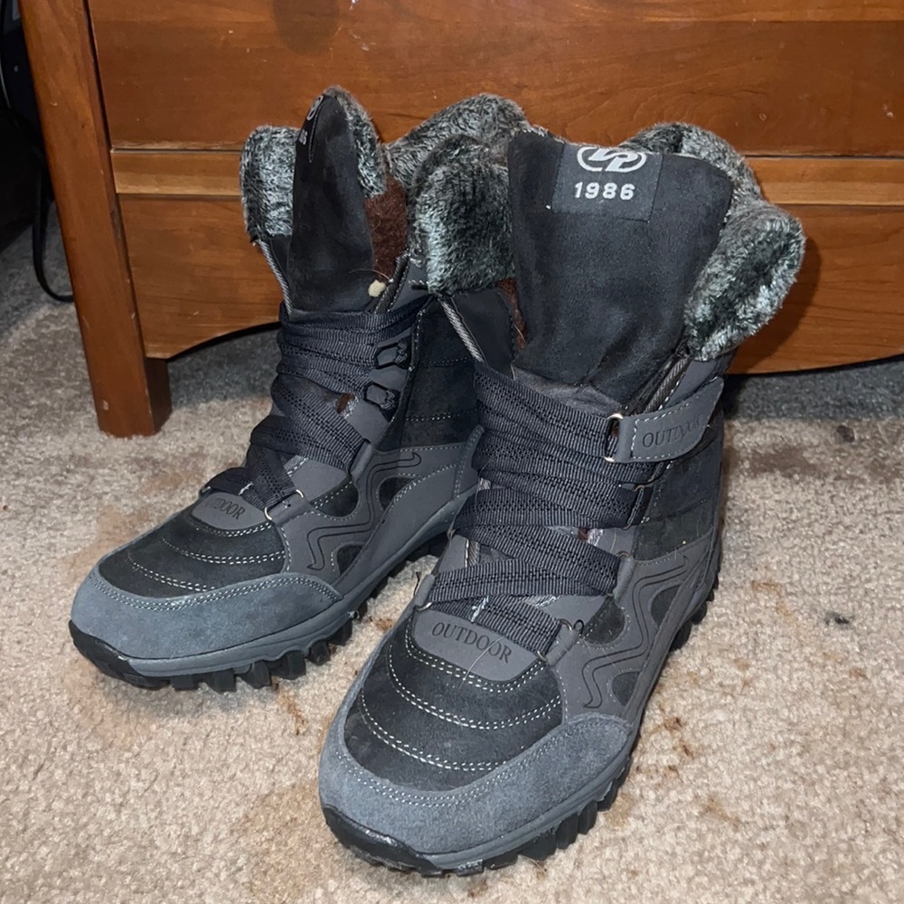HIKING/ WINTER BOOTS